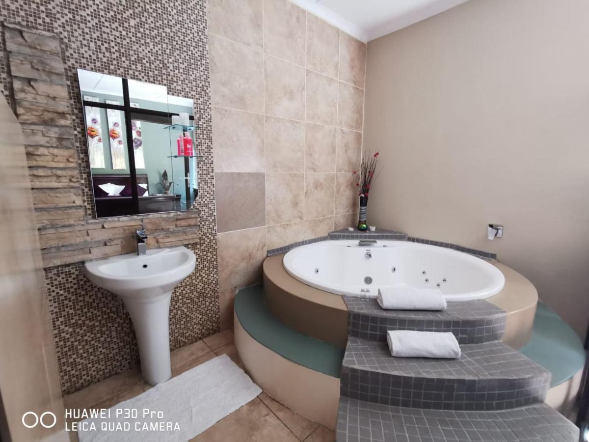 Moonriver Guesthouse Upington Exterior foto